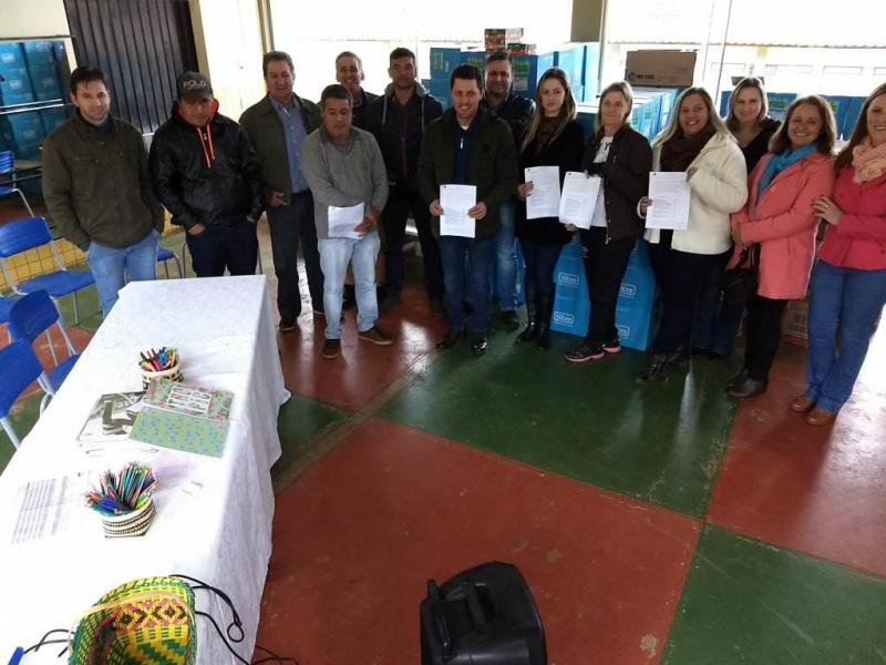 Administração Municipal, em parceria com a Ecocataratas entrega Kits de Material Escolar para Escolas da Aldeia Indígena Rio das Cobras.